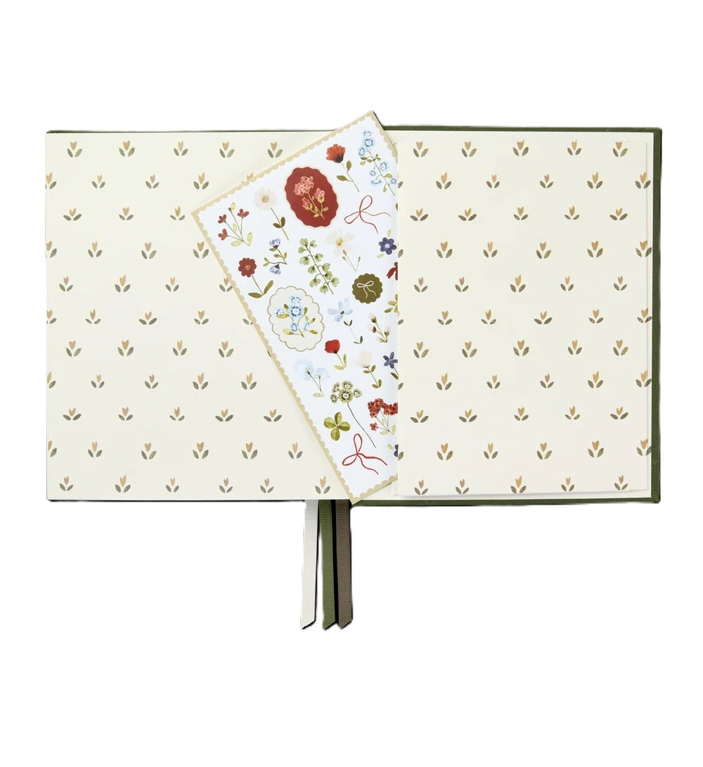 Emma Kate & Co 2027 Planner Signature - Daily Clover