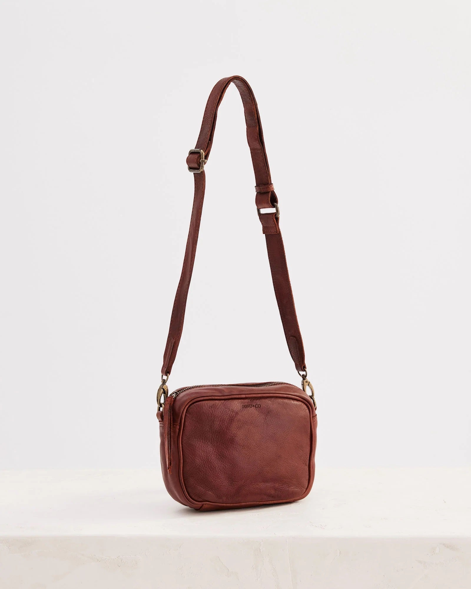 Juju & Co Camera Crossbody - Cognac