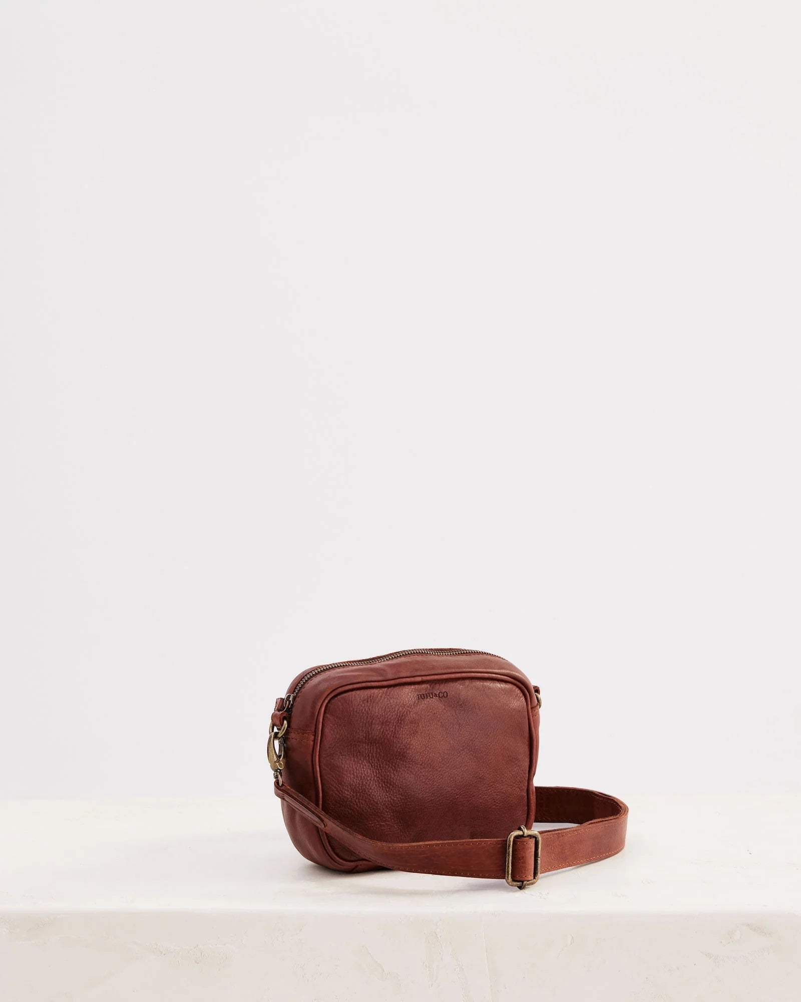 Juju & Co Camera Crossbody - Cognac